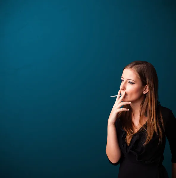 Hermosa mujer fumar cigarrillo vith espacio de copia — Foto de Stock