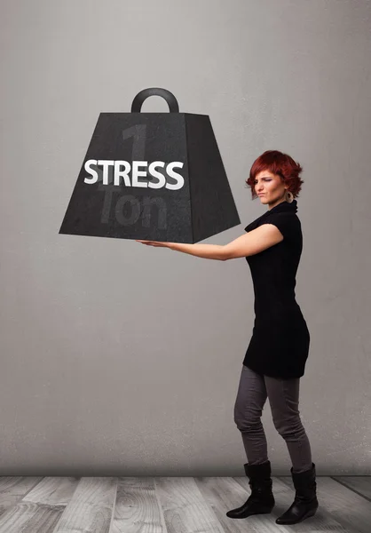 Fiatal nő kezében egy tonna stressz súlya — Stock Fotó