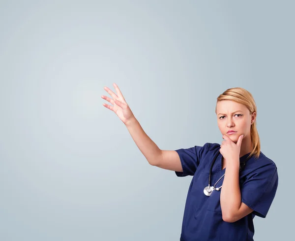 Joven doctora haciendo gestos con espacio para copias — Foto de Stock