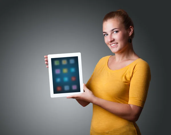 Жінка тримає сучасний планшет з барвистими іконками — стокове фото
