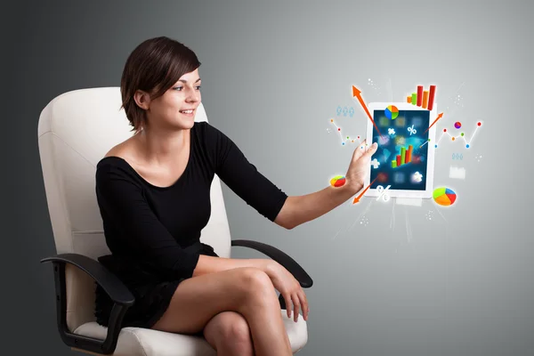 Donna con tablet moderno con diagrammi e grafici colorati — Foto Stock