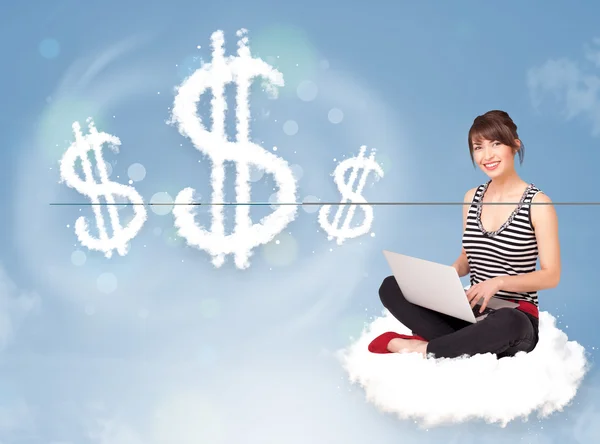 Молодая женщина, сидящая на облаке рядом с знаками доллара — стоковое фото