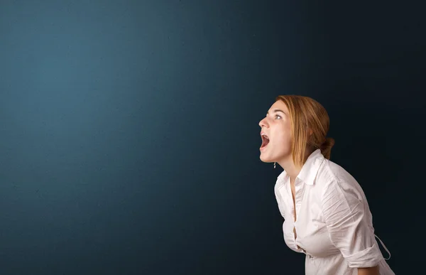 Jonge vrouw maakt gebaren — Stockfoto