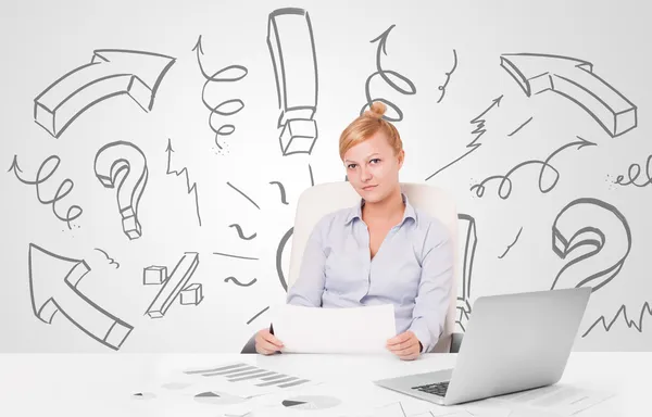 Attraktive Geschäftsfrau Brainstorming mit gezeichneten Pfeilen und sym — Stockfoto