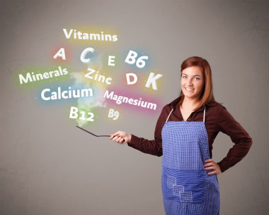 Genç bir kadın vitamin ve mineral pişiriyor.