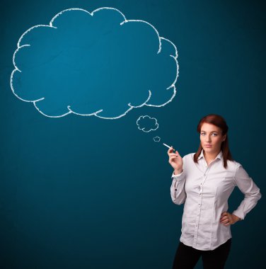 Fikir bulutuyla sigara içen güzel bayan