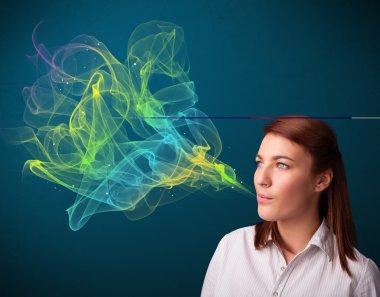 Güzel bayan renkli dumanlı sigara içiyor.