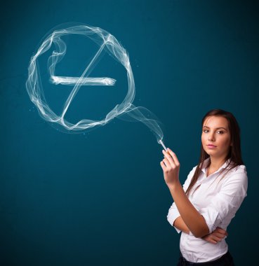 Sigara içmeyen sağlıksız sigara içen genç bayan.