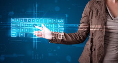 Sanal klavye tipine basan kız