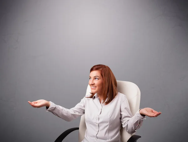 Schöne junge Dame jongliert mit Kopierraum — Stockfoto