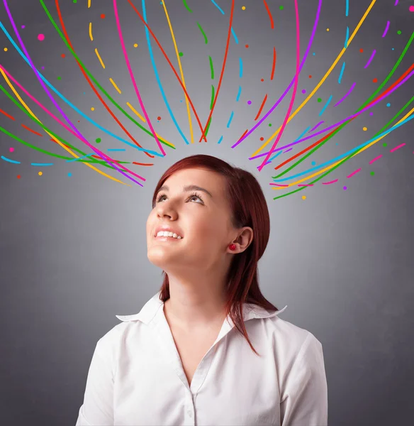 Mladá dívka myšlení s barevnými abstraktní čáry nad hlavou — Stock fotografie