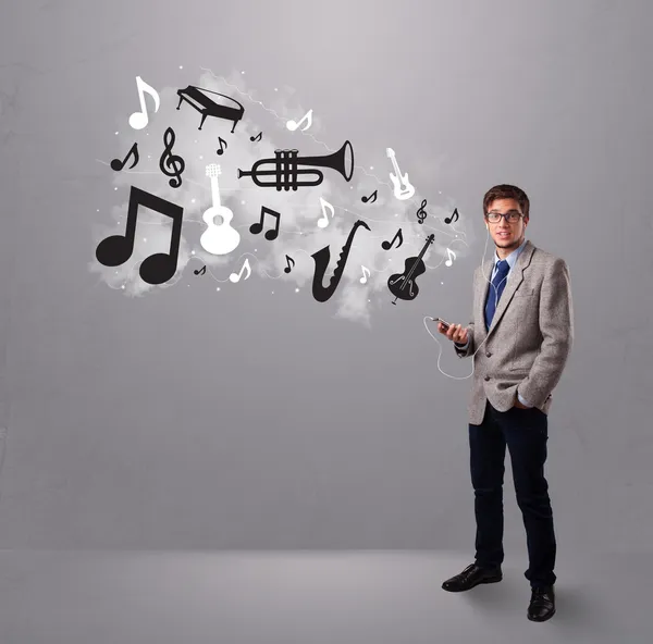 Aantrekkelijke jonge man zingen en luisteren naar muziek met muzikale — Stockfoto