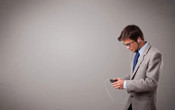 Knappe man zingen en luisteren naar muziek met kopie ruimte — Stockfoto