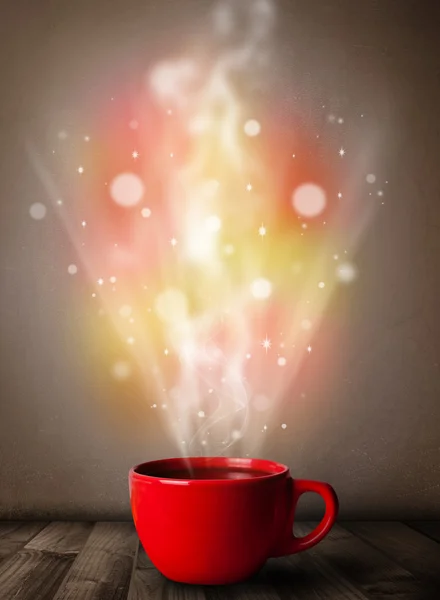 Кофейная кружка с абстрактным паром и красочными огнями — стоковое фото