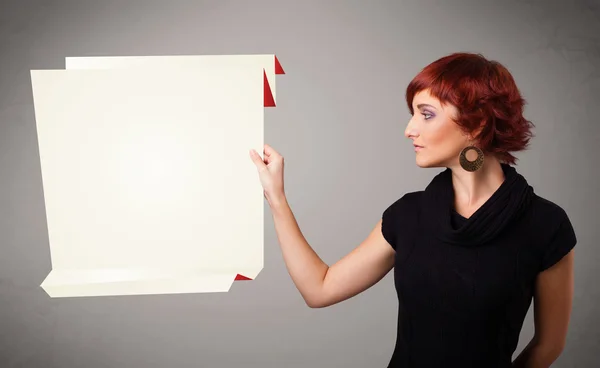 Mujer joven sosteniendo espacio de copia de papel de origami blanco —  Fotos de Stock