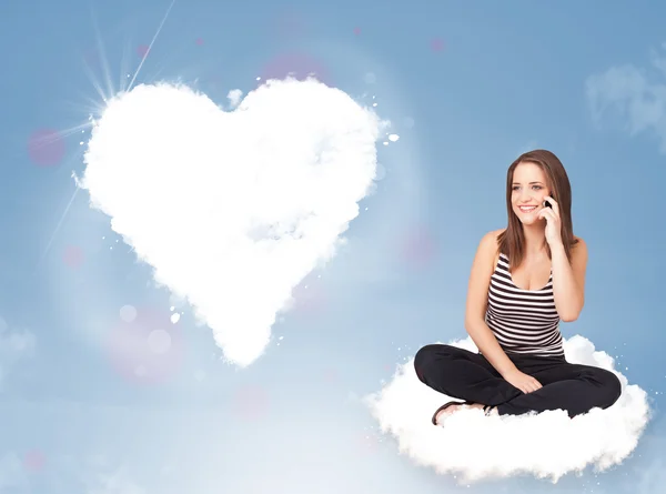 Belle belle femme assise sur un nuage avec cœur — Photo