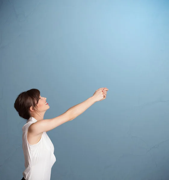 Bonita senhora gesticulando com espaço cópia — Fotografia de Stock