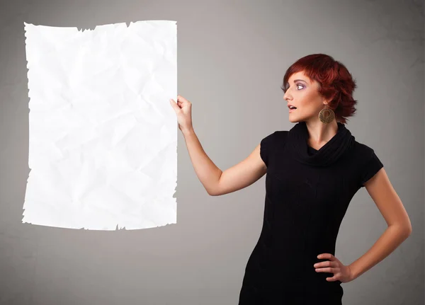 Menina segurando crumpled espaço papel branco cópia — Fotografia de Stock