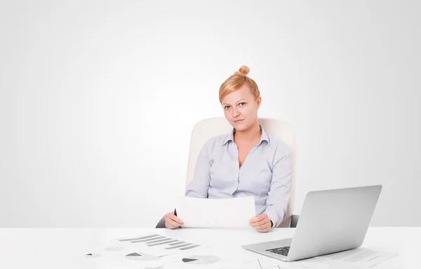 Joven empresaria con espacio de copia blanca — Foto de Stock