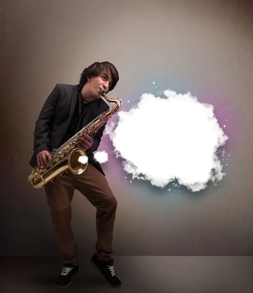 하얀 구름 속에 복제품 공간이 있는 색소폰을 가지고 노는 소년 — 스톡 사진
