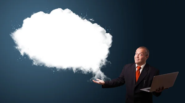 Homme d'affaires tenant un ordinateur portable et présentant une copie abstraite du nuage — Photo