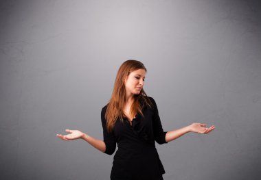 Güzel genç bayan fotokopi aletiyle hokkabazlık yapıyor