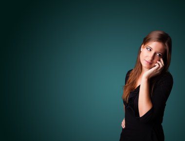 Genç kadın fotokopi odasıyla telefon görüşmesi yapıyor.