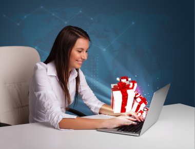 masada oturan ve laptop ile mevcut bo tipik güzel Bayan