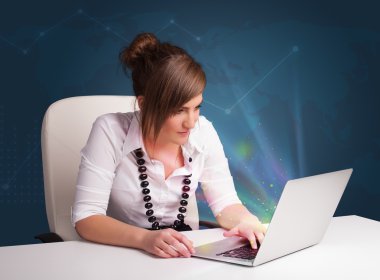masada oturan ve abstra ile laptop tipik güzel kadın