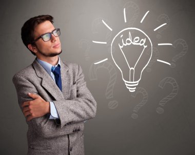 Genç bir çocuk ampul fikri tabelasıyla geliyor.