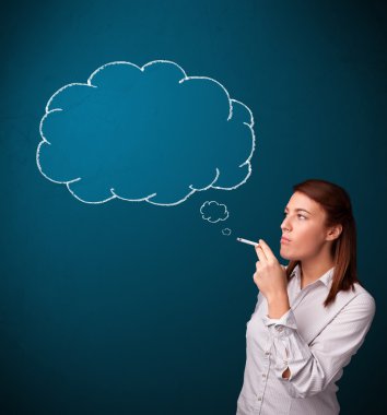 Fikir bulutuyla sigara içen güzel bayan