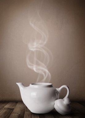 Soyut beyaz buharlı çay demliği.