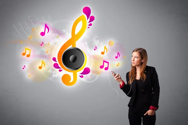 Bella ragazza che canta e ascolta musica con note musicali — Foto Stock