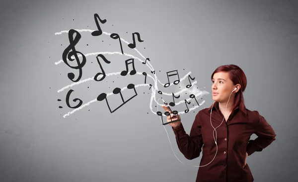 Jolie jeune femme chantant et écoutant de la musique avec de la musique — Photo