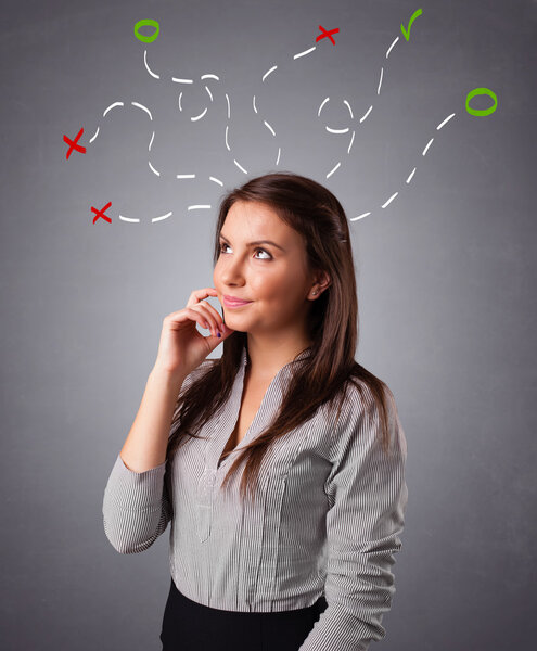 Молодая женщина думает с абстрактными метками над головой