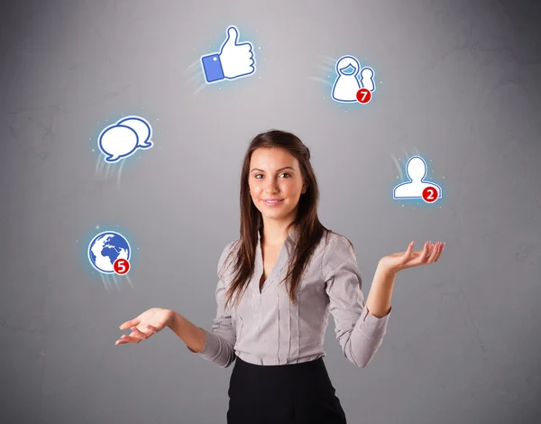Attraktiv ung kvinna jonglera med sociala nätverk ikoner — Stockfoto