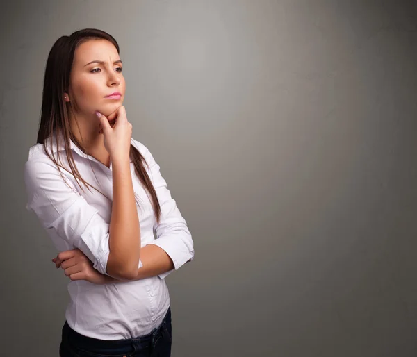 Hermosa mujer pensando con espacio de copia vacío — Foto de Stock