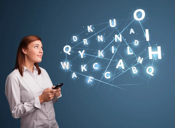 Jonge vrouw te typen op smartphone met high-tech 3D-letters commi — Stockfoto