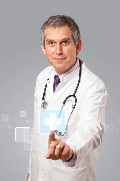 Lékař mačkání moderní medicínský typ tlačítka — Stock fotografie