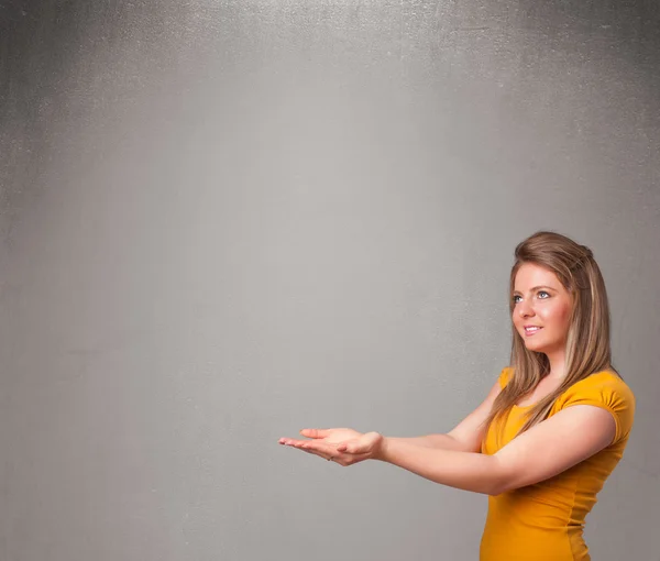 Mujer bonita presentando un espacio de copia vacío — Foto de Stock