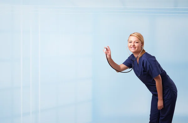 Graziosa infermiera in ospedale ascoltando vuoto copia spazio con sthe — Foto Stock