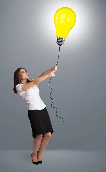 Linda senhora segurando um balão lâmpada — Fotografia de Stock