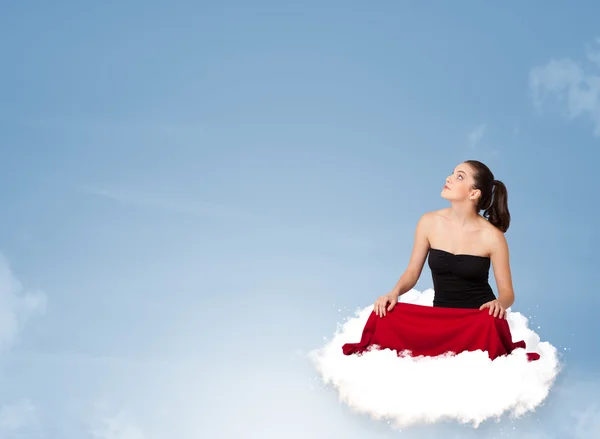 Junge Frau sitzt auf Wolke mit Kopierraum — Stockfoto