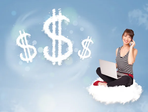 Молодая женщина, сидящая на облаке рядом с знаками доллара — стоковое фото