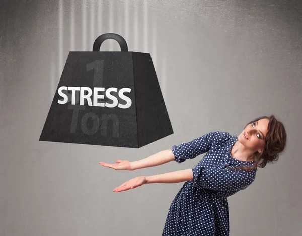 Jonge vrouw met een ton stressgewicht — Stockfoto