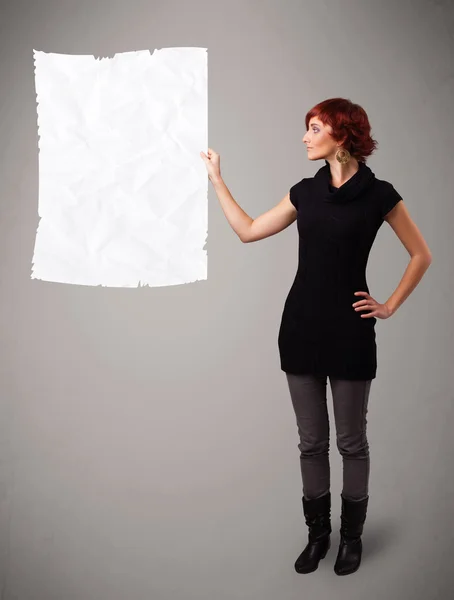 Chica joven sosteniendo espacio de copia de papel blanco arrugado —  Fotos de Stock