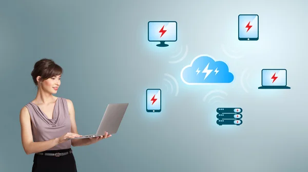 Mujer joven sosteniendo un ordenador portátil y presentando netw computación en nube — Foto de Stock