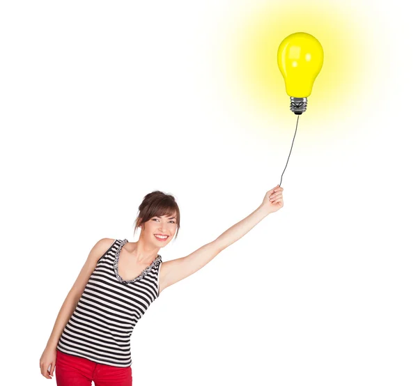 Mujer feliz sosteniendo un globo de bombilla — Foto de Stock