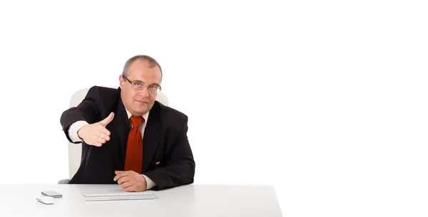 Zakenman zit aan bureau met kopie ruimte — Stockfoto