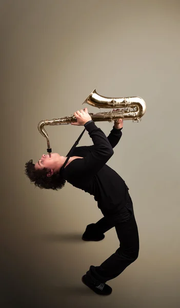 Junger Musiker spielt Saxofon — Stockfoto
